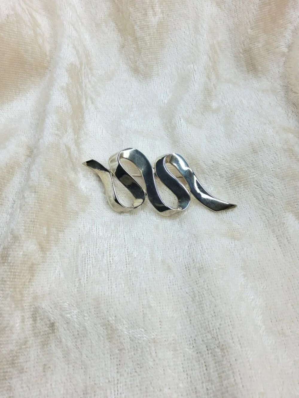 Vintage M Jent Silvertone Ribbon Brooch Pin
